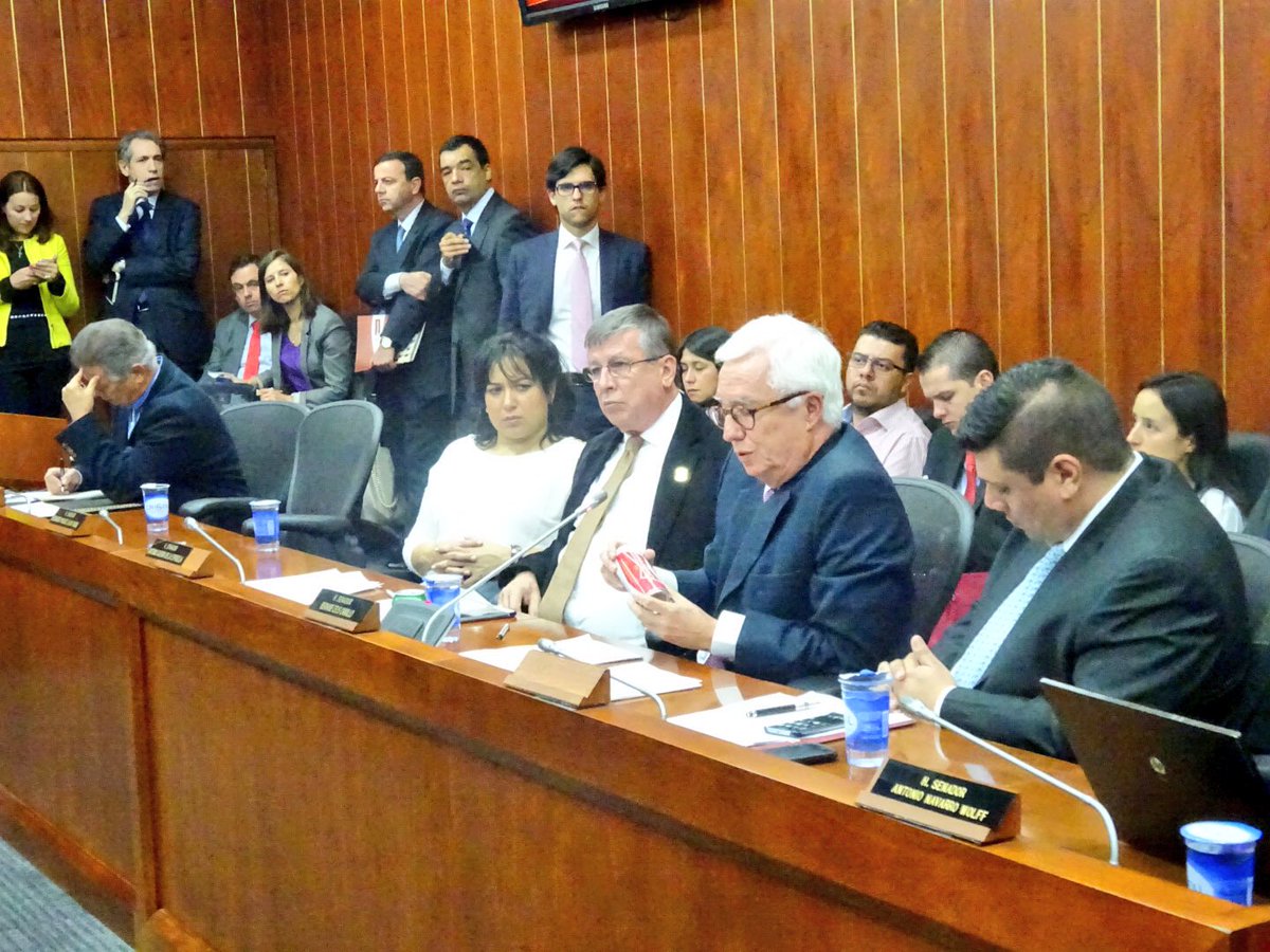 Transnacionales acusadas de contrabando están detrás de ley de licores: Robledo