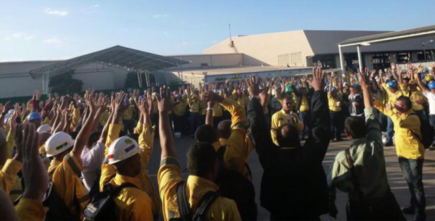 Robledo se solidariza con la huelga de trabajadores de El Cerrejón